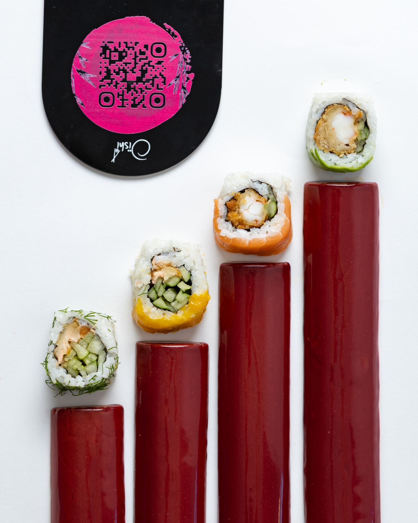 Crescendo de makis Oïshi sur socles rouges