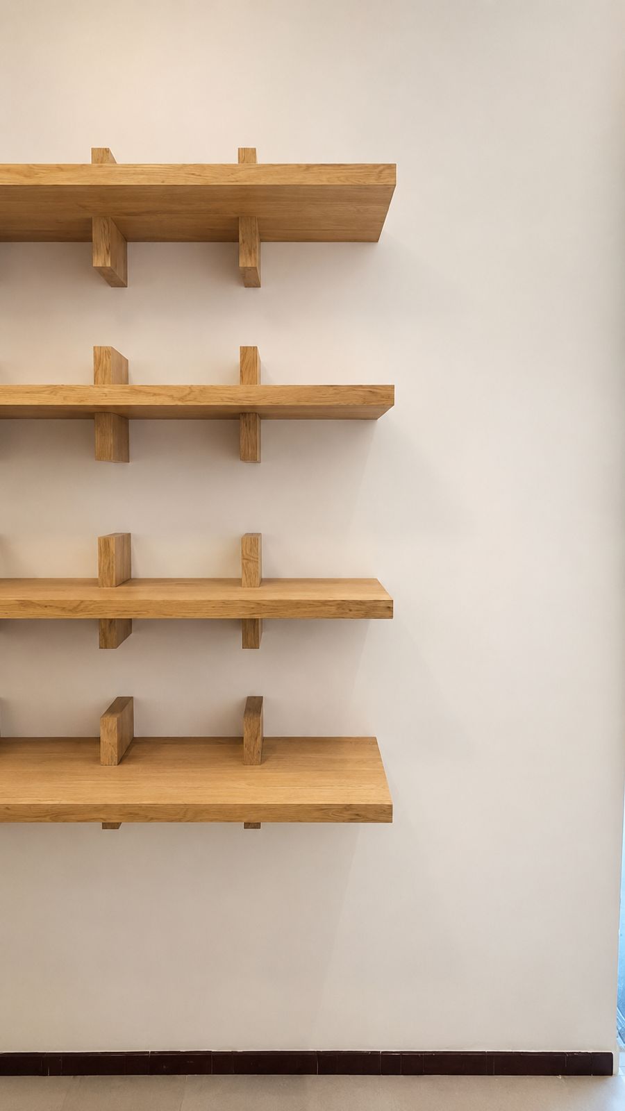 Étagères en chêne, minimalisme japonais
