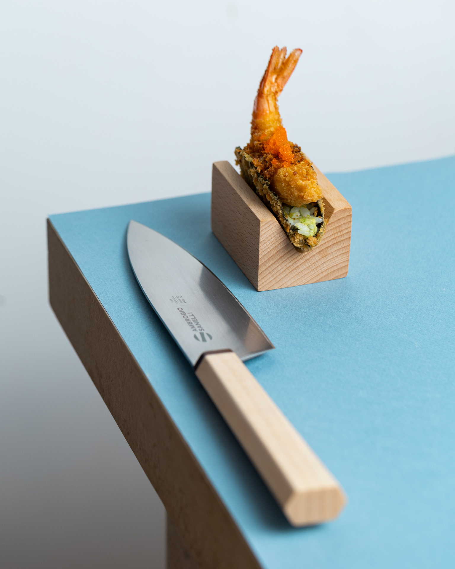 Tempura de crevette dressée sur socle en bois clair