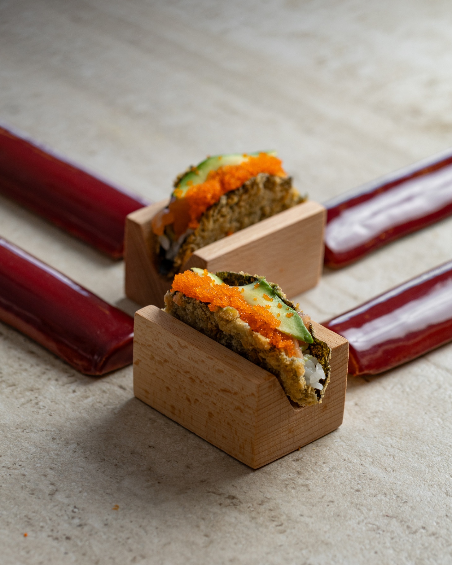 Sushis tobiko avocat sur socles bois